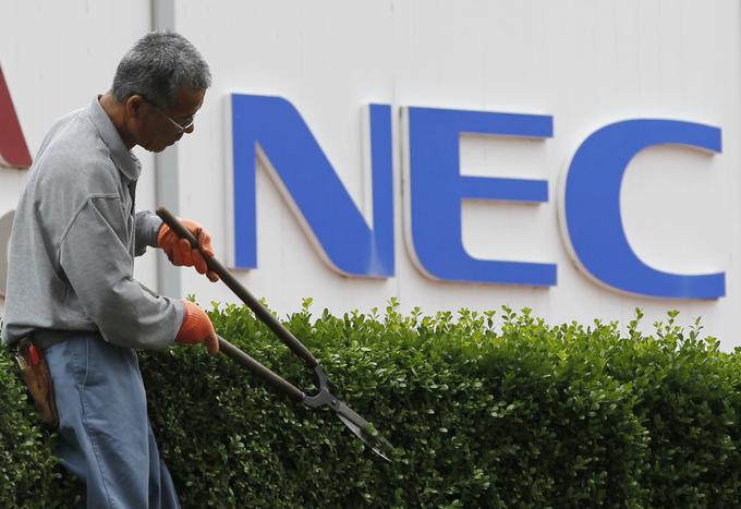 "Delo v podjetju NEC je izjemno zahtevno. Nihče te ne drži za roko, če pričakuješ pomoč pri premagovanju izzivov, je najbrž ne boš dobil zlahka. A po drugi strani so skoraj vsi sodelavci neverjetno sposobni, a tudi zelo prijazni," je pripravništvo v eni od ameriških podružnic japonske tehnološke multinacionalke opisal nekdanji pripravnik pri NEC. | Foto: Reuters