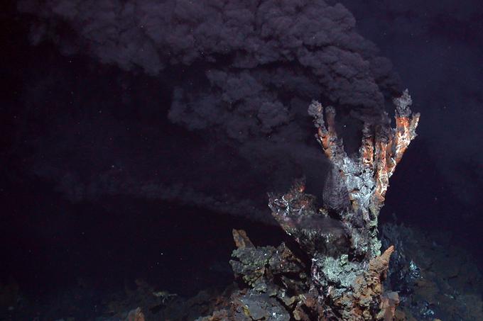 Hidrotermalni vrelec na dnu enega od oceanov na Zemlji. | Foto: YouTube