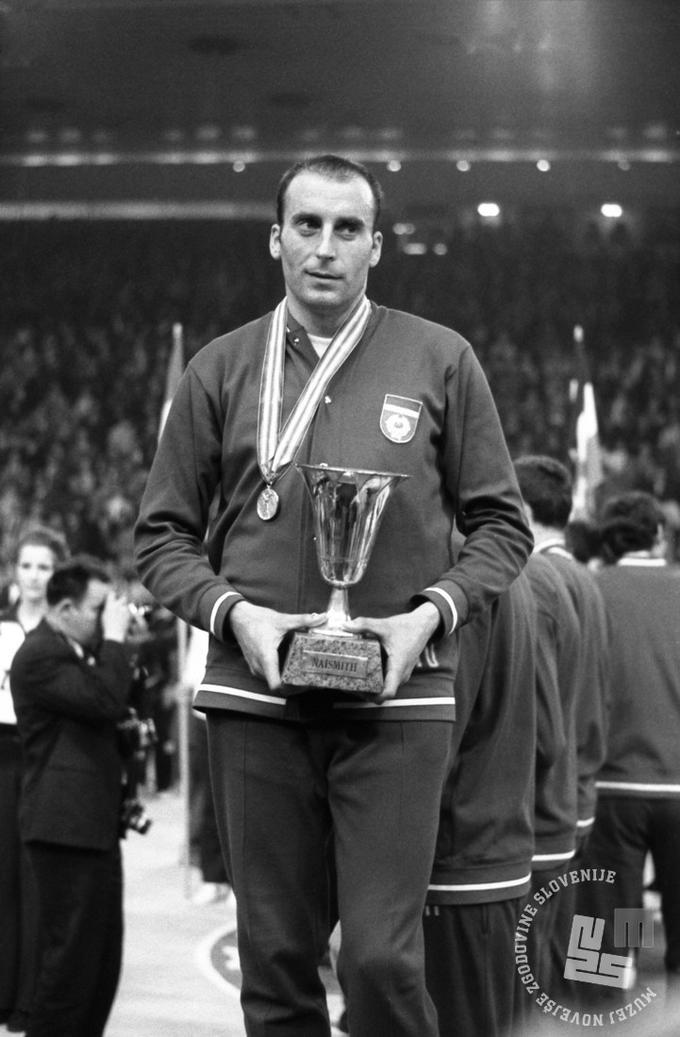 Leta 1970 je kot kapetan jugoslovanske košarkarske reprezentance prvi dvignil pokal za naslov svetovnih prvakov. "Sestavljen je bil iz dveh delov. Skoraj bi mi zgrmel po tleh," se spominja anekdote s podelitve nagrad najboljšim. | Foto: Nace Bizilj, hrani: Muzej novejše zgodovine Slovenije.
