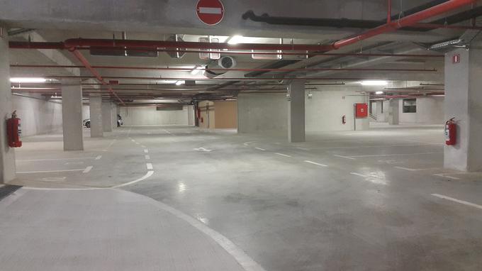 V dveh etažah podzemne garaže je na voljo 321 parkirnih mest, ki se prodajajo za 9.800 evrov brez DDV. | Foto: 