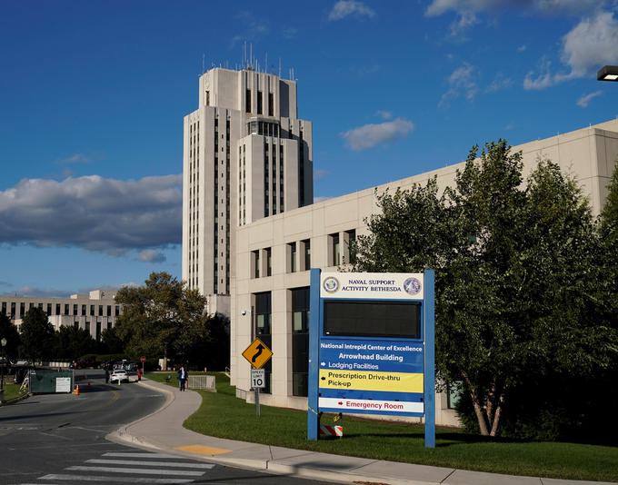 Vojaška bolnišnica Walter Reed v predmestju ameriške prestolnice Washington, kjer so predsednika Donalda Trumpa zdravili zaradi bolezni covid-19. | Foto: Reuters