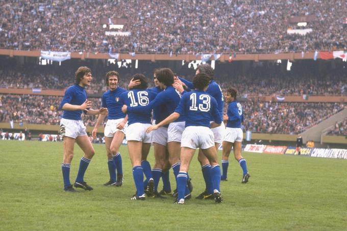Italijani so se leta 1982 takole veselili naslova svetovnih prvakov. Nemce so v finalu odpravili s 3:1. | Foto: Guliverimage/Getty Images