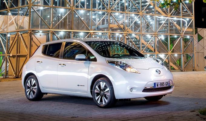 Nissan je leafa predstavil že konec leta 2010, a v Sloveniji ga uvoznik japonske znamke do zdaj še ni uradno prodajal. V tem času si je leaf utrdil mesto najbolje prodajanega električnega avtomobila na svetu, pred kratkim pa je dobil tudi zmogljivejšo baterijo in z njo povečan doseg.  | Foto: 
