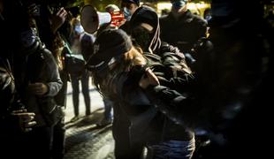 Na policiji zavračajo očitke o nasilju nad protestniki