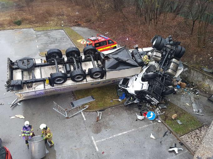 nesreča tovornjak Kranj | Foto: Gasilsko reševalna služba Kranj
