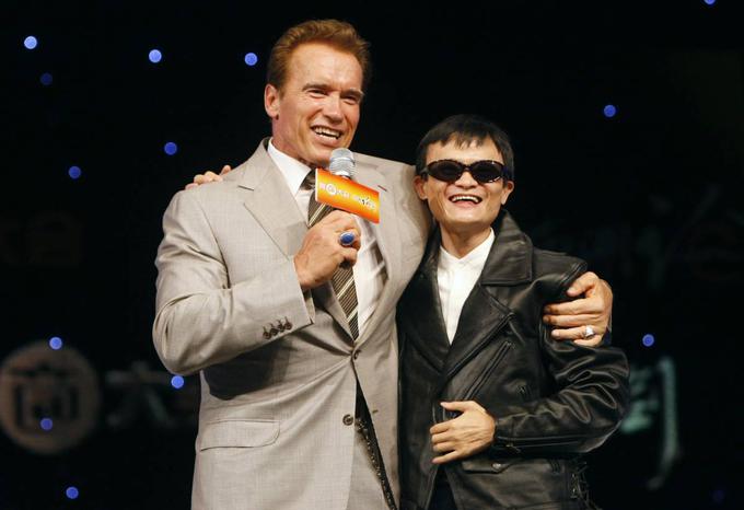 Alibaba je Jacku Maju odprla številna vrata, ki so navadnim smrtnikom zaprta. Srečal se je tudi z mnogimi superzvezdniki svetovnega formata, kot je Arnold Schwarzenegger. | Foto: Reuters
