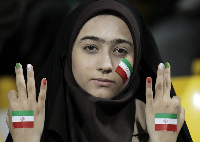 V Iranu je veliko ljubiteljic nogometa. | Foto: Reuters