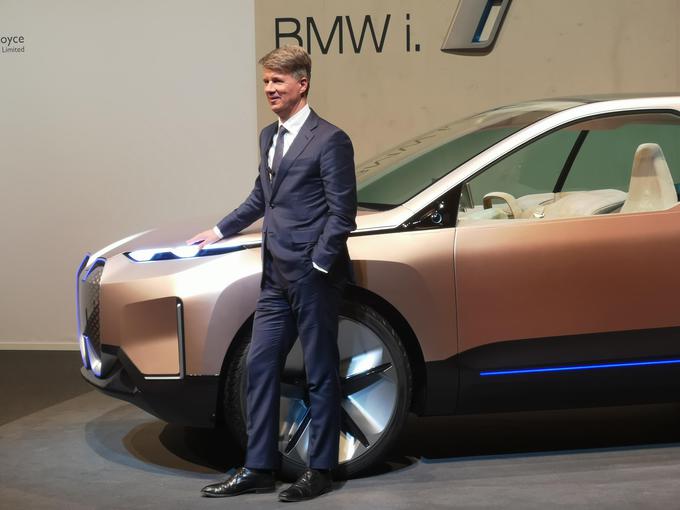 Predsednik uprave BMW Harald Kruger ob konceptu BMW-jevega avtomobila, ki bo leta 2021 predstavil vso najboljšo tehnologijo bavarske znamke. Že letos na ceste sicer prihaja električni mini, prihodnje leto še BMW iX3, leta 2021 pa tudi novi BMW i4. Ta bo imel po standardu WLTP kar 600 kilometrov dosega. | Foto: Gregor Pavšič