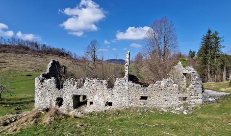 Po pozabljenih poteh, mimo že 50 let zapuščenih kmetij na Skopico #video