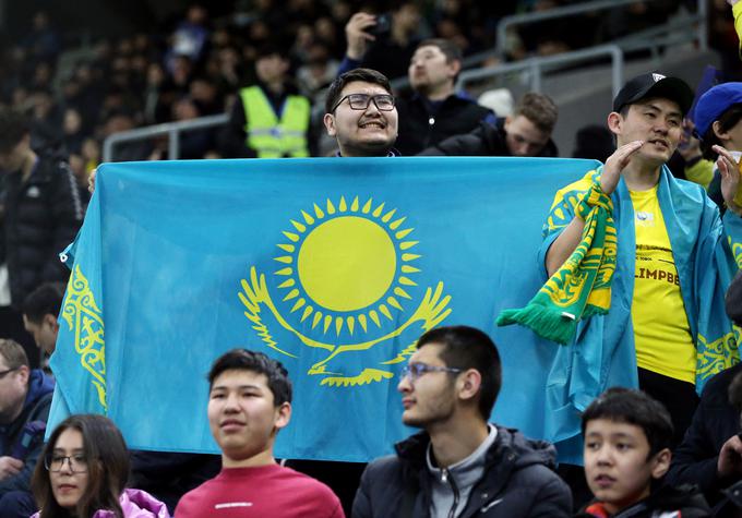 Navijači Kazahstana so bili po prvem polčasu lahko zadovoljni z rezultatom, v drugem polčasu pa je na njihovo žalost sledil preobrat Slovenije.  | Foto: Reuters