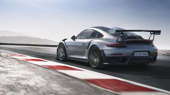 Najhitrejši 911 z dovoljenjem za vožnjo po običajnih cestah bo zagotovo pravi ambasador hitrosti skrajno levega pasu nemškega autobahna. Z obljubljeno hitrostjo 340 kilometrov na uro bo nedvomno izziv tudi za ferrarije, lamborghinije, mclarne in druge prince hitrosti. | Foto: Porsche