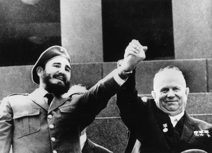 Castro se je povezal s Sovjetsko zvezo in namestitev sovjetskih raket na Kubo leta 1962 je svet privedla na rob jedrske vojne. Na fotografiji s sovjetskim voditeljem Nikito Hruščovom leta 1964 v Moskvi. | Foto: Getty Images