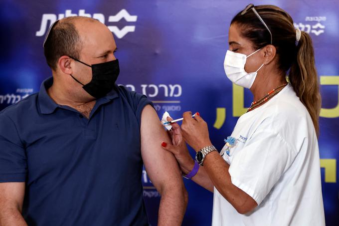 Med dobro desetino izraelskega prebivalstva, ki je že prejela poživitveni odmerek cepiva proti bolezni covid-19, je tudi premier Naftalo Bennett. Tretji odmerek cepiva proizvajalcev Pfizer in BioNTech je prejel 20. avgusta.   | Foto: Reuters