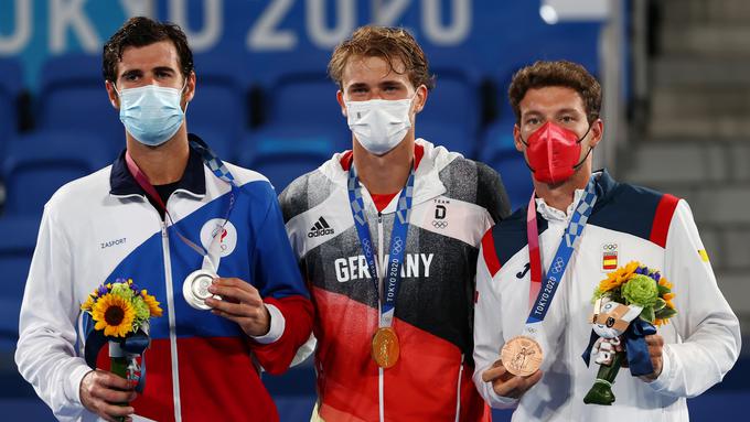 "Imeti zlato medaljo okoli vratu je nekaj, česar si v življenju nisem mogel predstavljati," je dejal Zverev po koncu finala. "Nikoli v življenju nisem imel takšnega občutka." | Foto: Reuters