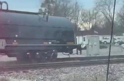 Vlak se je iztiril na železniškem prehodu #video