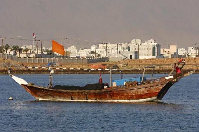 Avtorji znanstvene raziskave opozarjajo, da se morajo ribiči v regiji zaradi velike verjetnosti, da se bo mrtva cona v Omanskem zalivu še naprej širila, temu ustrezno prilagoditi. Ne smejo si privoščiti čezmernega ribolova, saj se lahko v nasprotnem primeru že v nekaj desetletjih zgodi, da bodo njihova najljubša lovišča ostala brez rib. Na fotografiji tradicionalna arabska ribiška barka ob obali Omana. | Foto: Thinkstock