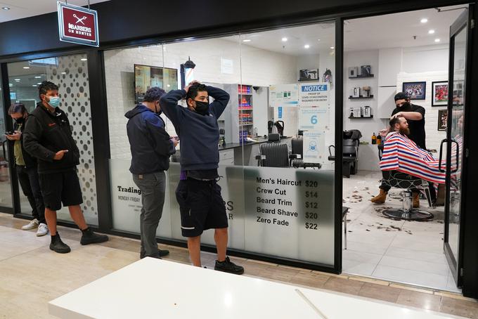 Ljudje po več kot stodnevnem zaprtju države znova obiskujejo frizerje in bare. | Foto: Reuters