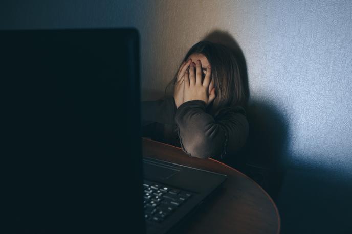 Spolne zlorabe otrok, strah, izsiljevanje | Na TikToku je imel osumljeni v zadnjih letih več različnih profilov, po objavah drugih uporabnikov naj bi v svojih objavah spolno nadlegoval mladoletnice, stare tudi 12 ali 13 let. | Foto Shutterstock