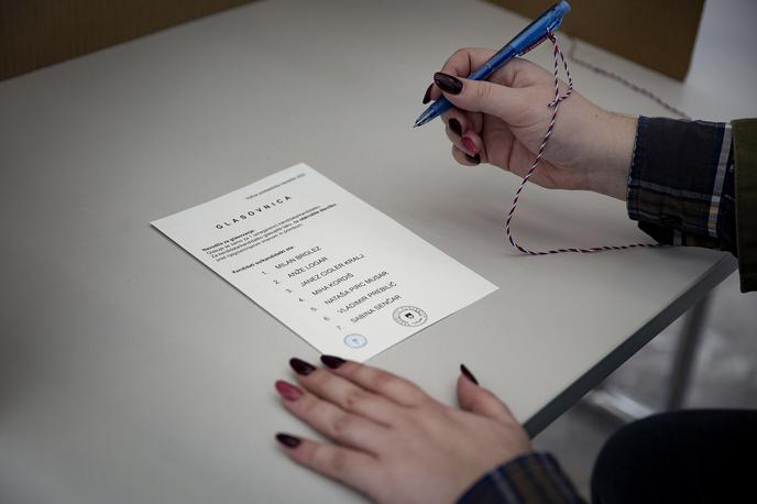 Predčasne volitve 2022 | Na domu lahko glasujejo tudi volivci, ki jim je odrejena izolacija zaradi okužbe s koronavirusom.  | Foto Ana Kovač