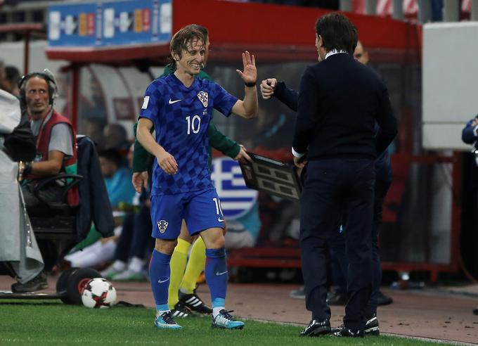 Luka Modrić in tudi preostali reprezentanti si ga želijo še naprej gledati na klopi Hrvaške. | Foto: Reuters