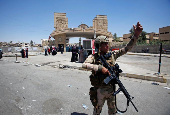 Iraški vojak v osvobojenem in močno porušenem Mosulu. | Foto: Reuters