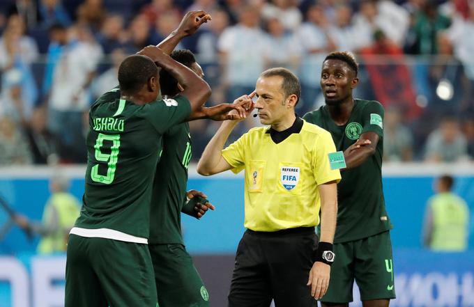 Nigerijci so na dvoboju z Argentino pričakovali, da bo sodnik Cuneyt Cakir v drugem polčasu po igri Marcosa Roja pokazal na belo točko. Turek si je ogledal posnetek in presodil, da ni potrebe po najstrožji kazni. | Foto: Reuters