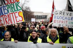 Protestniki preplavili Francijo, vozniki tovornjakov blokirali ceste