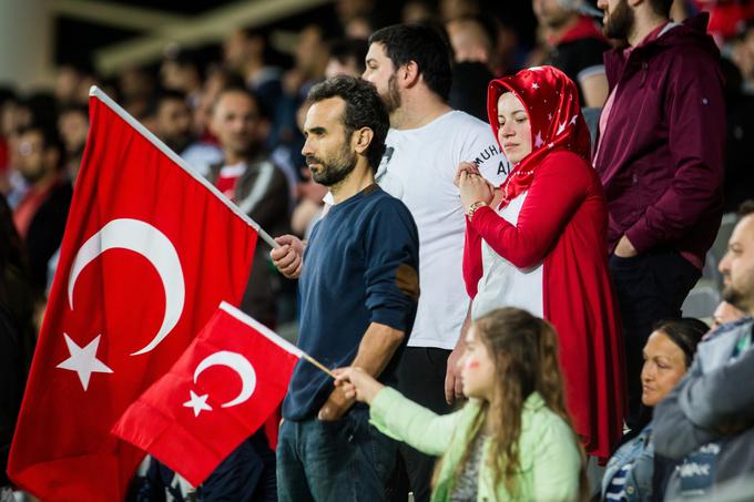 Turki so v Stožicah računali na bučno podporo. Tekmo si je ogledalo okrog 500 gostujočih navijačev. | Foto: 