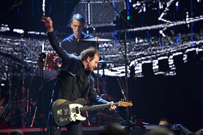 Skupina Pearl Jam je med prejemniki največjih posojil. | Foto: Getty Images