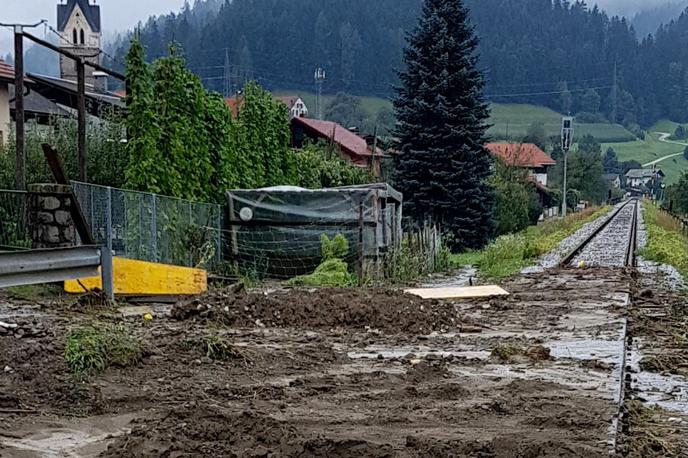 Neurje, Nevihta, poplave | V Vuzenici in njeni okolici so meteorne vode ogrožale več kot 40 stanovanjskih objektov, sprožilo se je tudi več zemeljskih plazov, med drugim na železniško progo Maribor-Dravograd, ki je še vedno zaprta. | Foto STA