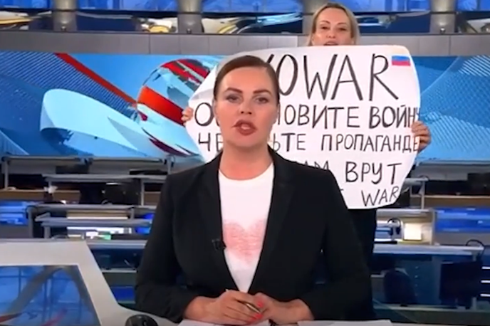 Marina Ovsjannikova | Med poročanjem na ruski državni televiziji je povzročila škandal, ko je v studiu protestirala z napisom Brez vojne! | Foto zajem zaslona