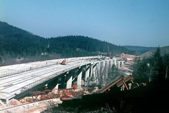 Gradnja viadukta pred dobrimi 45 leti. | Foto: DARS/zajem zaslona