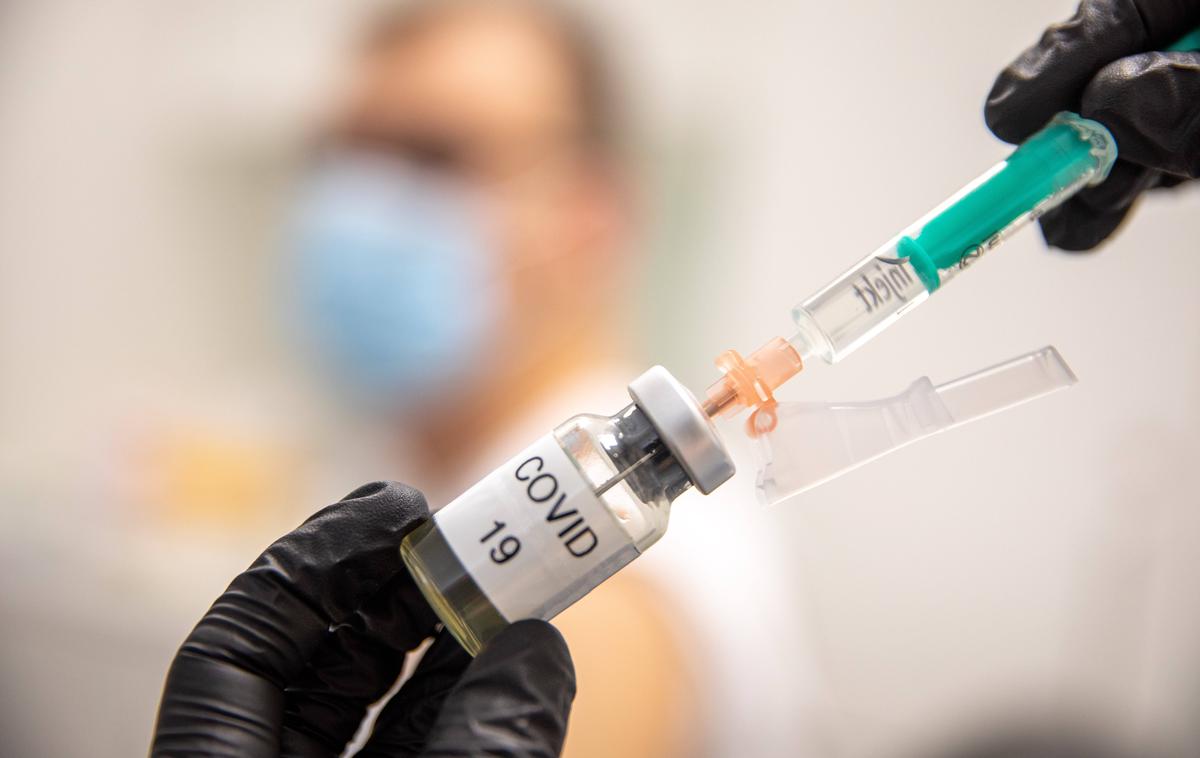 Korona. Cepljenje. Maske. Zaprtje Covid. PCT. Testiranje. |  ECDC in EMA največje koristi ugotavljata pri prvotnem cepljenju z vektorskim cepivom, ki mu sledi cepljenje s cepivom mRNK. | Foto Guliverimage