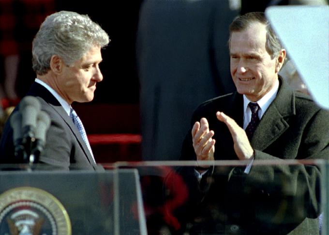 Bush na inavguraciji svojega naslednika Billa Clintona leta 1993 | Foto: Reuters