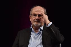 Salman Rushdie prvič spregovoril o napadu: Lahko vstanem in hodim naokoli