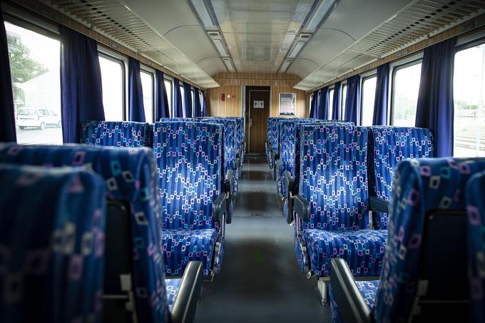 Danes je Zeleni vlak opredeljen kot vlak drugega razreda, ob svojem prihodu leta 1970 pa je bil razvrščen v prvi razred, zaradi vseh dodatnih storitev in vključene strežbe pa kot posebni razred še višje uvrstitve.  | Foto: Ana Kovač