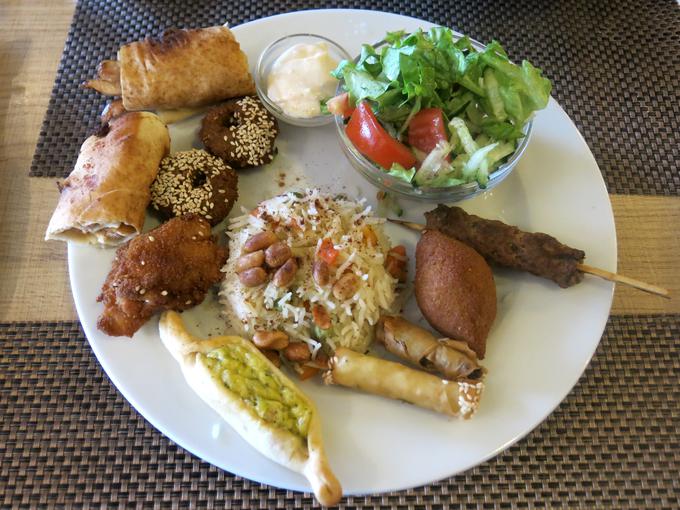 "Arabski mix" je najdražja jed v Tsnimu, pa še vedno stane le šest evrov. | Foto: Miha First