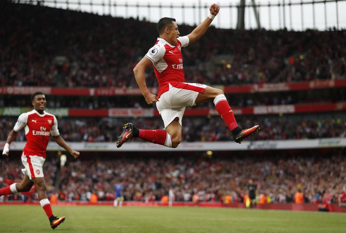 Arsenal je v soboto premagal Chelsea s 3:0. Čilenec Alexis Sanchez, ki je v odlični strelski formi,  pa je v 100. nastopu za topničarje zadel v polno. Londončane je v slabo voljo spravila le poškodba Francoza Francisa Coquelina, ki bo počival vsaj tri tedne. | Foto: Reuters