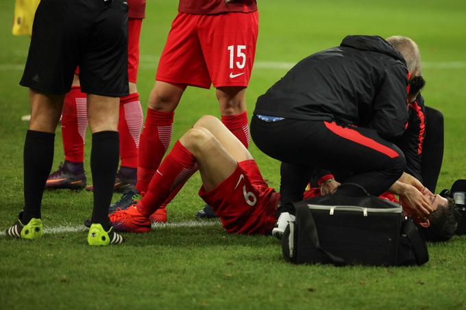 Zvezdnik Bayerna je po poku močne petarde v Bukarešti obležal na tleh. | Foto: Reuters