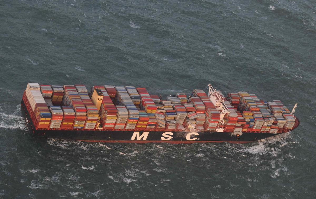 ladja zoe kontejner | Ladja Zoe je dolga 394 metrov in po navedbah nizozemskih medijev prevaža več kot 19.000 kontejnerjev standardne velikosti. | Foto Reuters