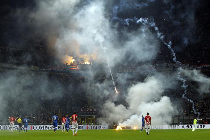 Dvoboj v Milanu je bil prekinjen zaradi številnih bakel, ki so priletele na igrišče. | Foto: 