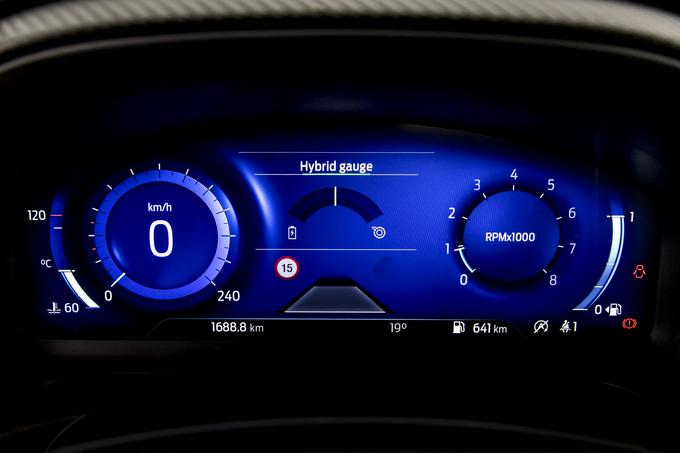 Digitalni merilniki so prilagodljivi in precej preprosti. Nanje smo se navadili po nekaj kilometrih vožnje. | Foto: Ford