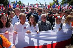 Največji protest od padca komunizma 1989: pol milijona Poljakov na ulicah Varšave #video