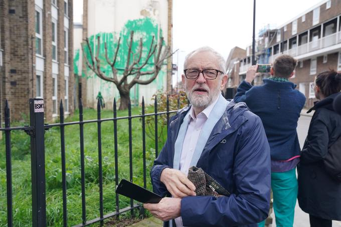 Poslikavo si je prišel ogledat tudi Jeremy Corbyn, nekdanji vodja britanske laburistične stranke. | Foto: Profimedia