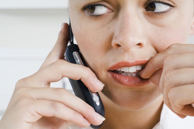 Če vas želja po grizljanju nohtov premami med telefoniranjem, prosto roko zaposlite s pisalom ali antistresno žogico.  | Foto: Thinkstock