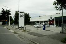 Zaprt Avtomerkurjev salon avtomobilov za Bežigradom