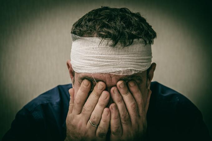 Reševalec, ki so ga napadalci nokavtirali tako s pestjo kot z brco v glavo, naj bi bil že nekaj dni razpet med domom in bolnišnico, saj ima hud pretres možganov.  | Foto: Shutterstock