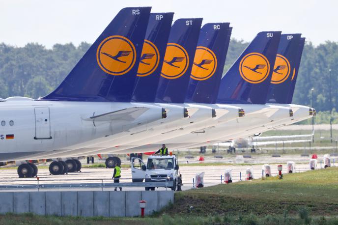 Lufthansa | Lufthansa je trenutno v sporu z letališkim osebjem, ki je v sredo sodelovalo v 24-urni stavki, ki je povzročila velike motnje v letalskem prometu. Njihov sindikat zahteva 9,5-odstotno povišanje plač. V obeh primerih je vodstvo do zdaj zavrnilo zahteve. | Foto Reuters
