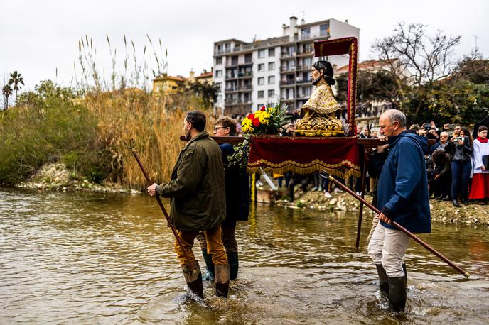 Francija, molitev za dež | Okoli sto udeležencev je s seboj nosilo relikvije svetega Galderika, zavetnika kmetov, in z njimi molilo v skoraj povsem suhi rečni strugi, poroča nemška tiskovna agencija dpa. | Foto Reuters