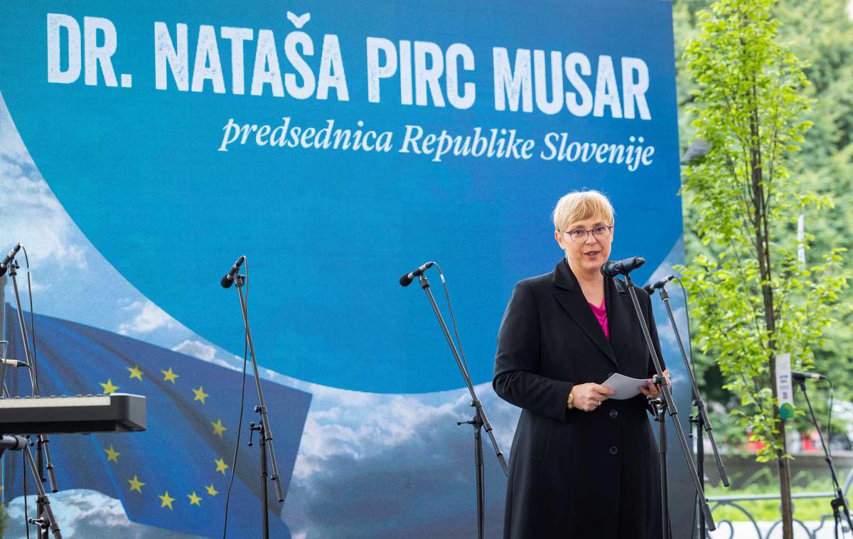 Dan Evrope |  Predsednica republike Nataša Pirc Musar je ob dnevu Evrope nagovorila zbrane na Kongresnem trgu v Ljubljani. Za mimoidoče so v prestolnici pripravili razne delavnice, poizkuse in pogovore na temo trajnosti in zelene preobrazbe.  | Foto STA
